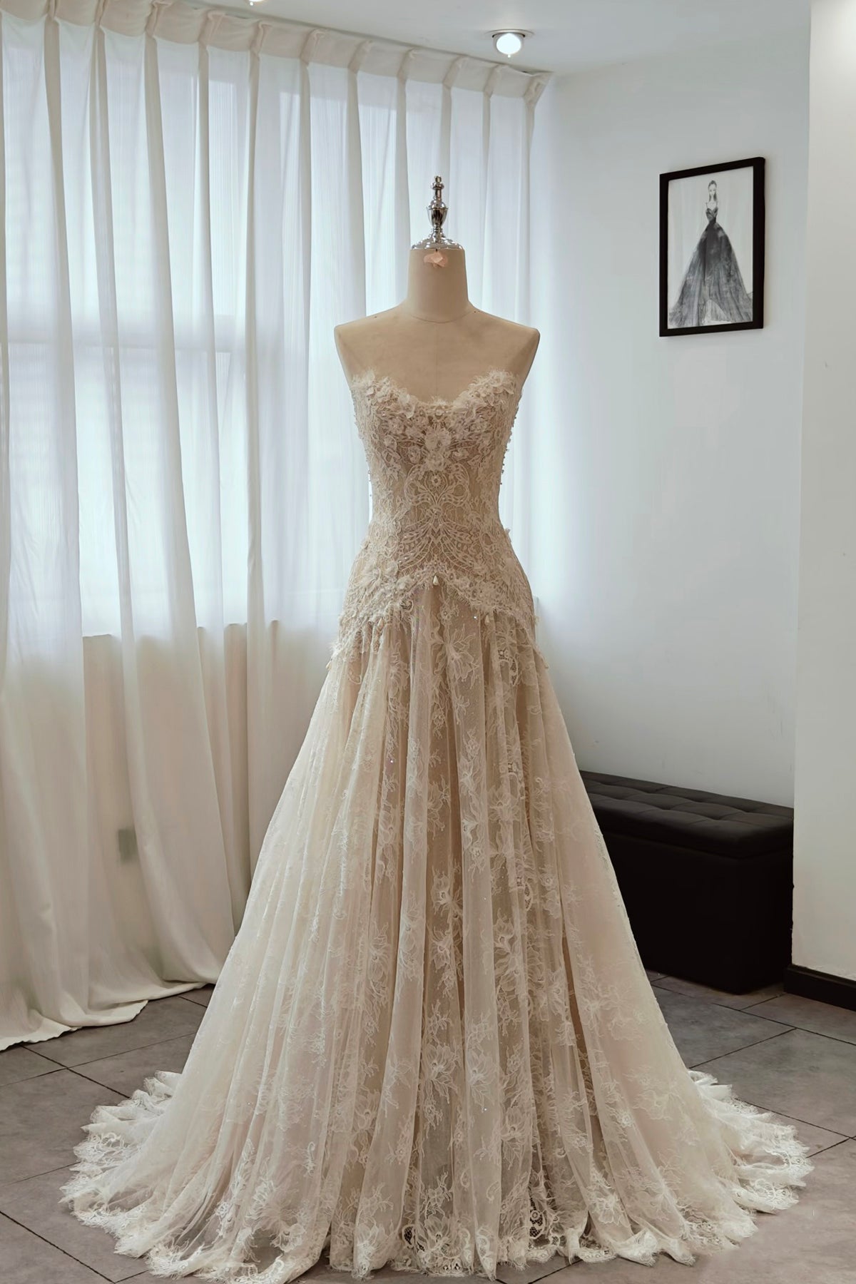 French Vintage Lace Strapless Wedding Dress Elegant A-Line Lightweight Formal Gown