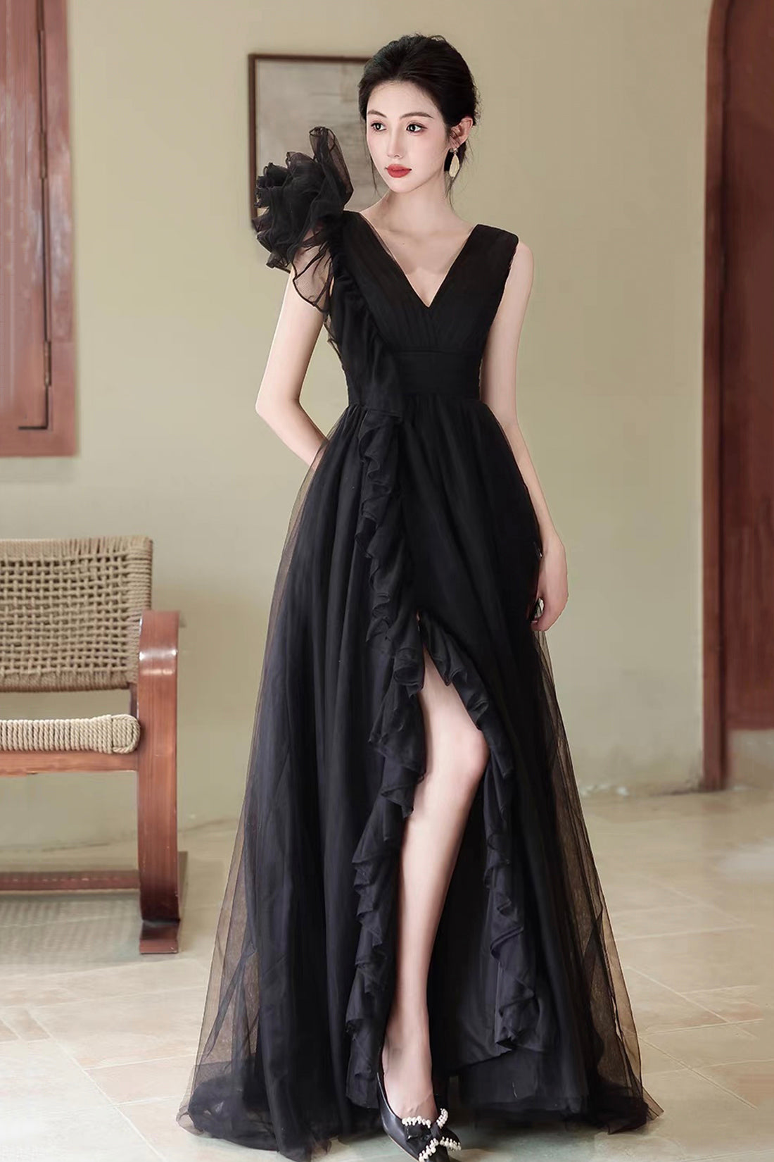 Sophisticated Black Tulle Evening Gown with Asymmetrical Ruffle Detail
