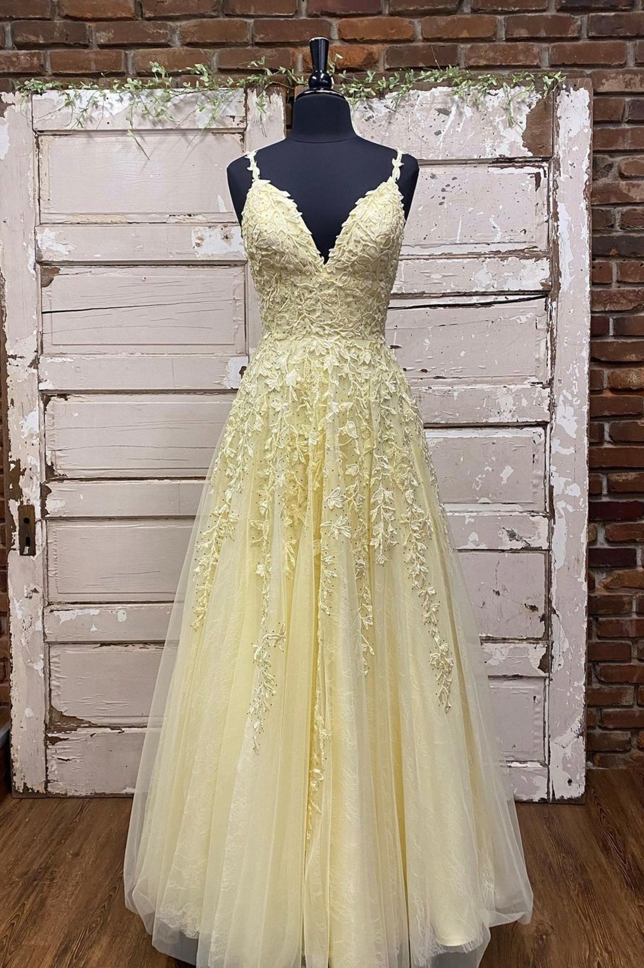chinese dress ladies Yellow V-Neck Lace Long Prom Dress, A-Line Spaghetti Straps Evening Dr