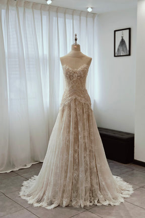French Vintage Lace Strapless Wedding Dress Elegant A-Line Lightweight Formal Gown