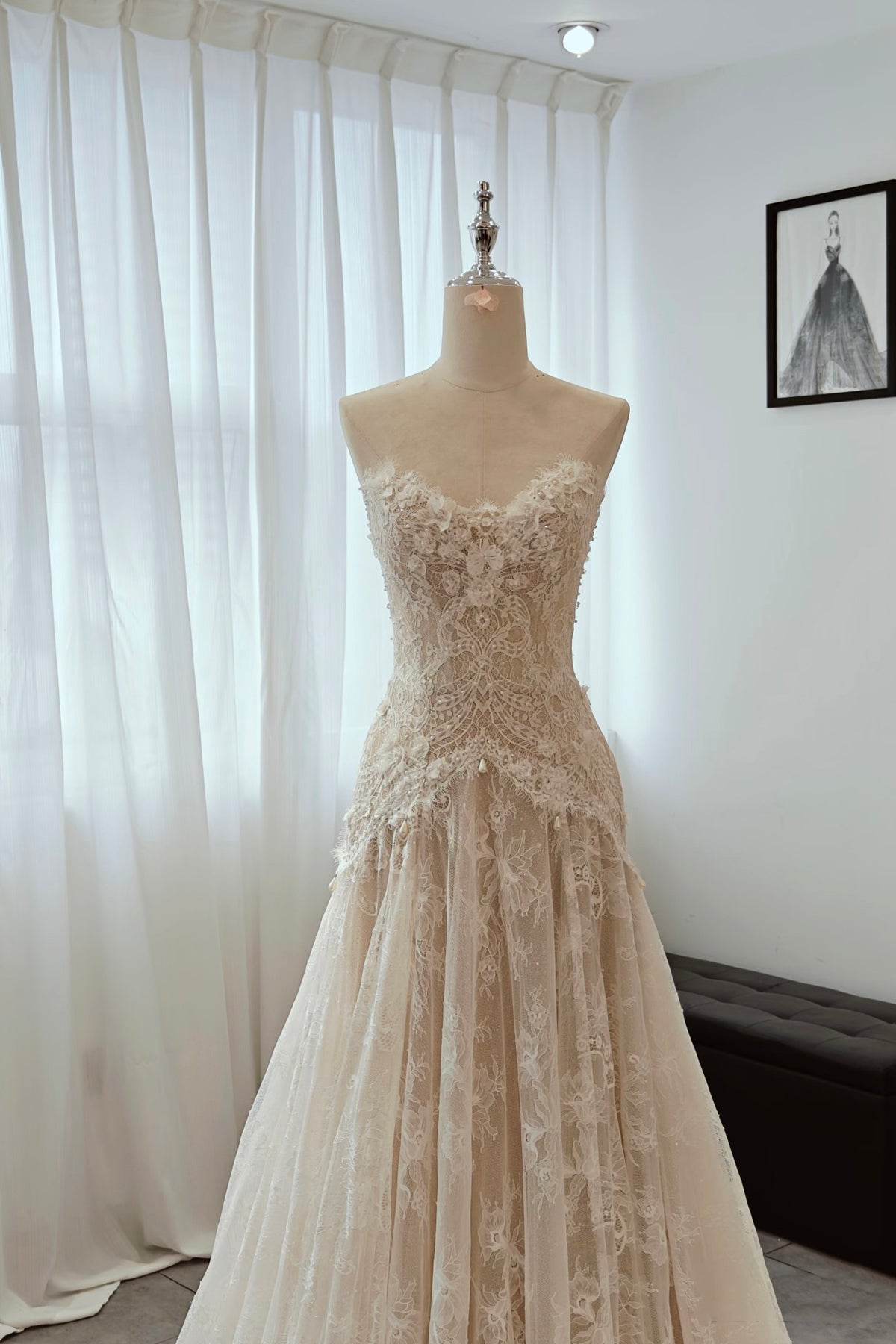 French Vintage Lace Strapless Wedding Dress Elegant A-Line Lightweight Formal Gown
