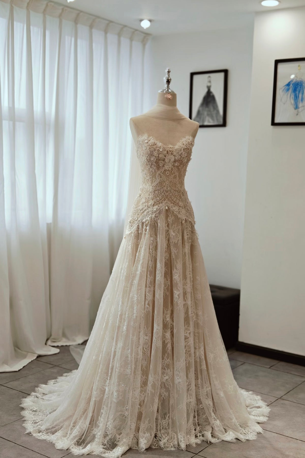 French Vintage Lace Strapless Wedding Dress Elegant A-Line Lightweight Formal Gown