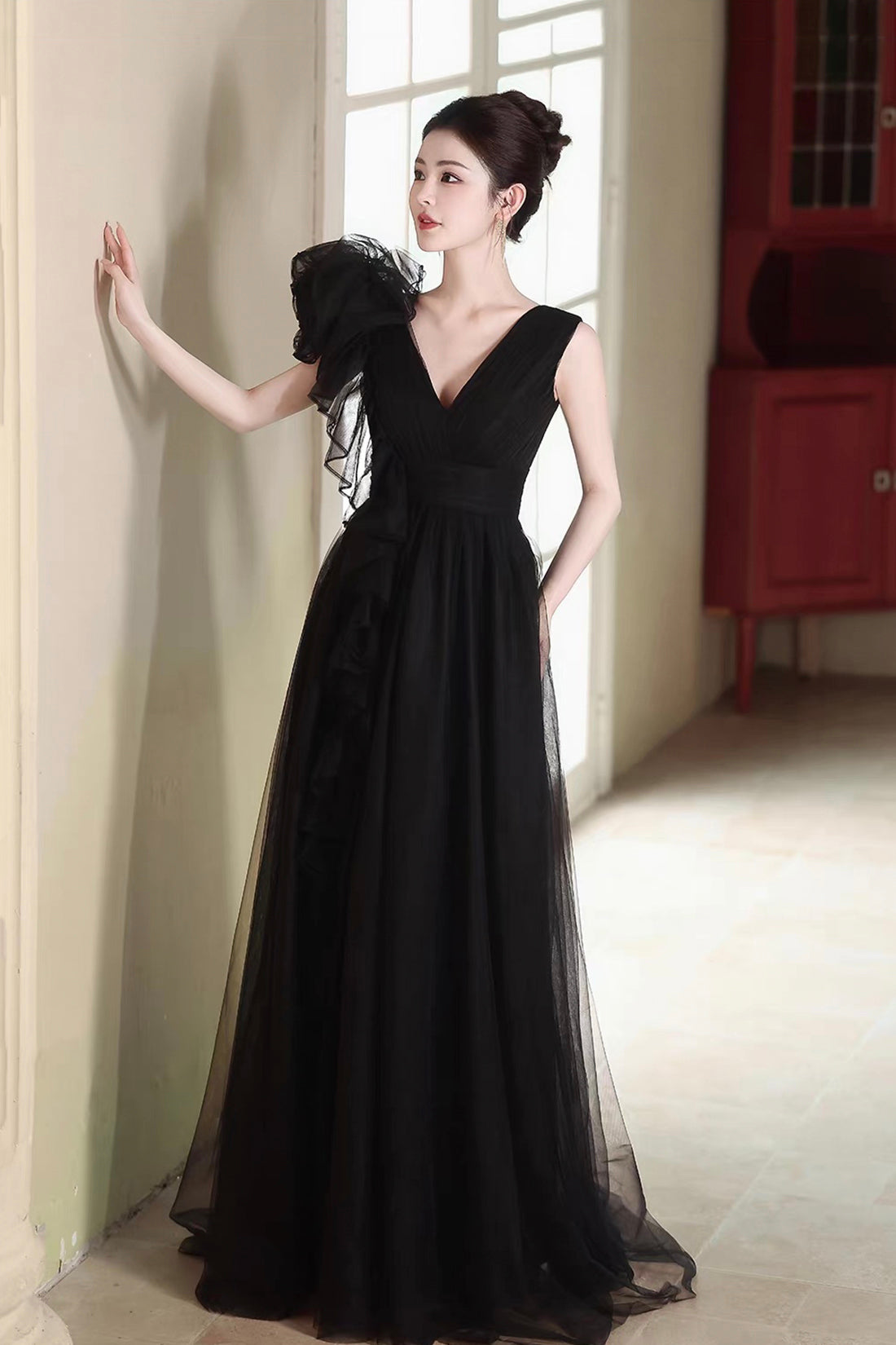 Sophisticated Black Tulle Evening Gown with Asymmetrical Ruffle Detail