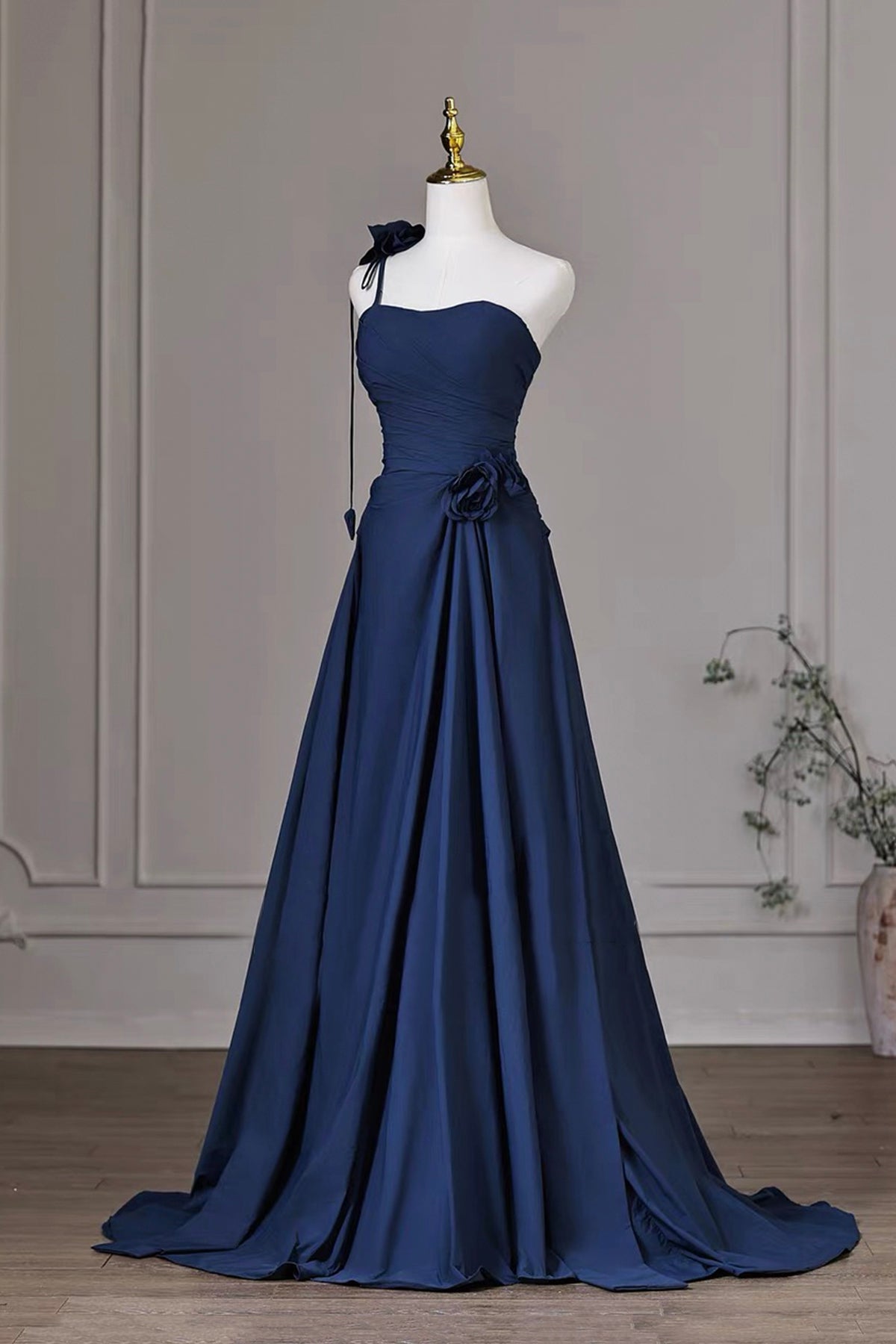 Navy Blue One-Shoulder Evening Gown with Ruched Bodice – Elegant Formal Dress