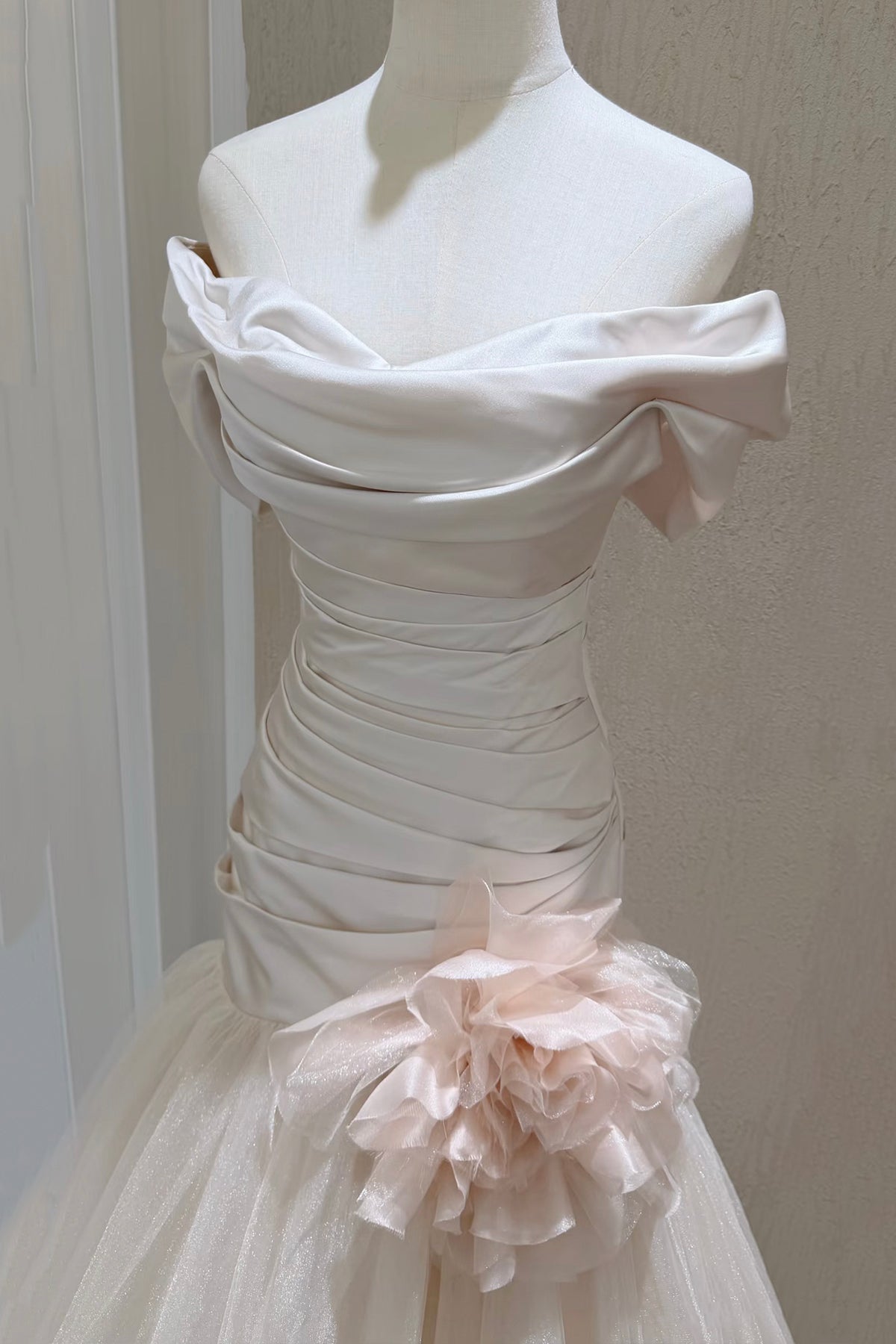 Elegant Off-the-Shoulder Mermaid Formal Evening Dress with Handmade Flower