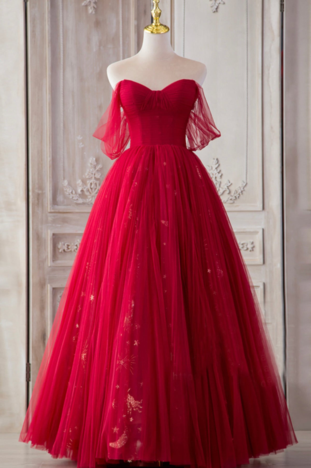 The Red Strapless Tulle Long A-Line Prom Dress is a showstopper. With its off-the-shoulder design and A-line silhouette, it perfectly blends elegance and allure.