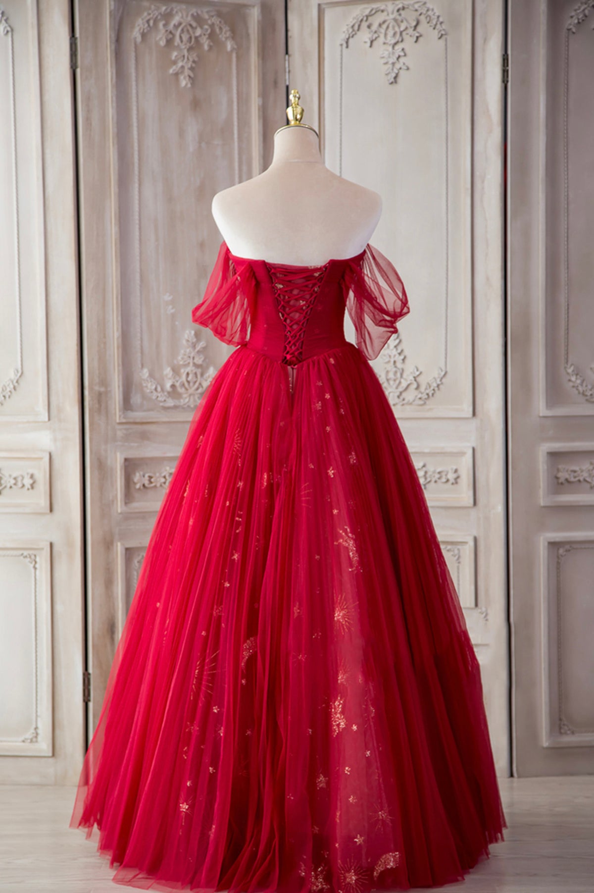The Red Strapless Tulle Long A-Line Prom Dress is a showstopper. With its off-the-shoulder design and A-line silhouette, it perfectly blends elegance and allure.